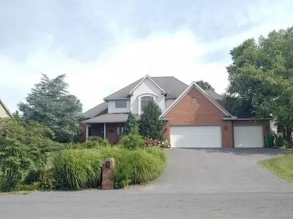 3527 Fox Hill Dr, Chambersburg, PA 17202