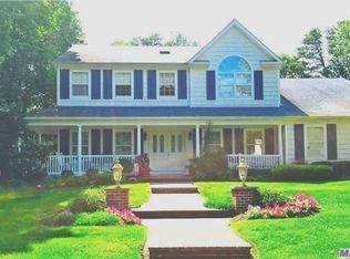 10 Bergers Ct W, Yaphank, NY 11980
