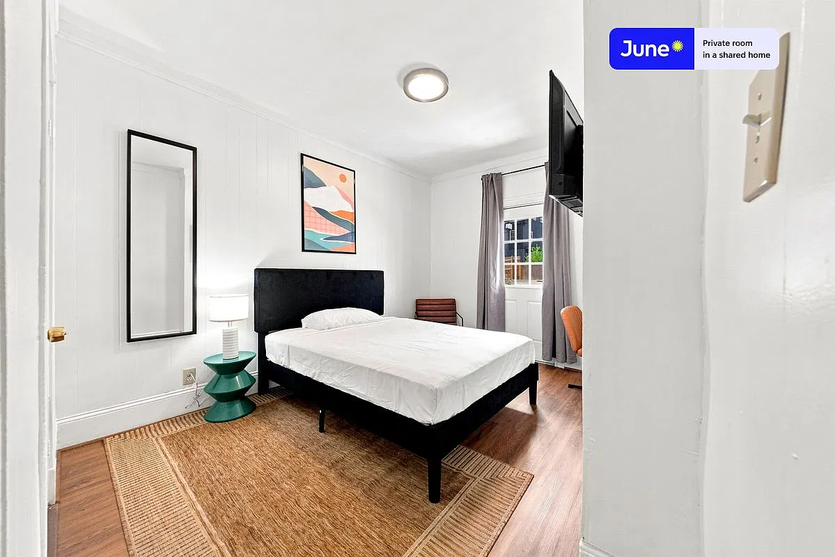 Queen bedroom in 7 bed/2 bath home in Allston #834 C — Photo 1