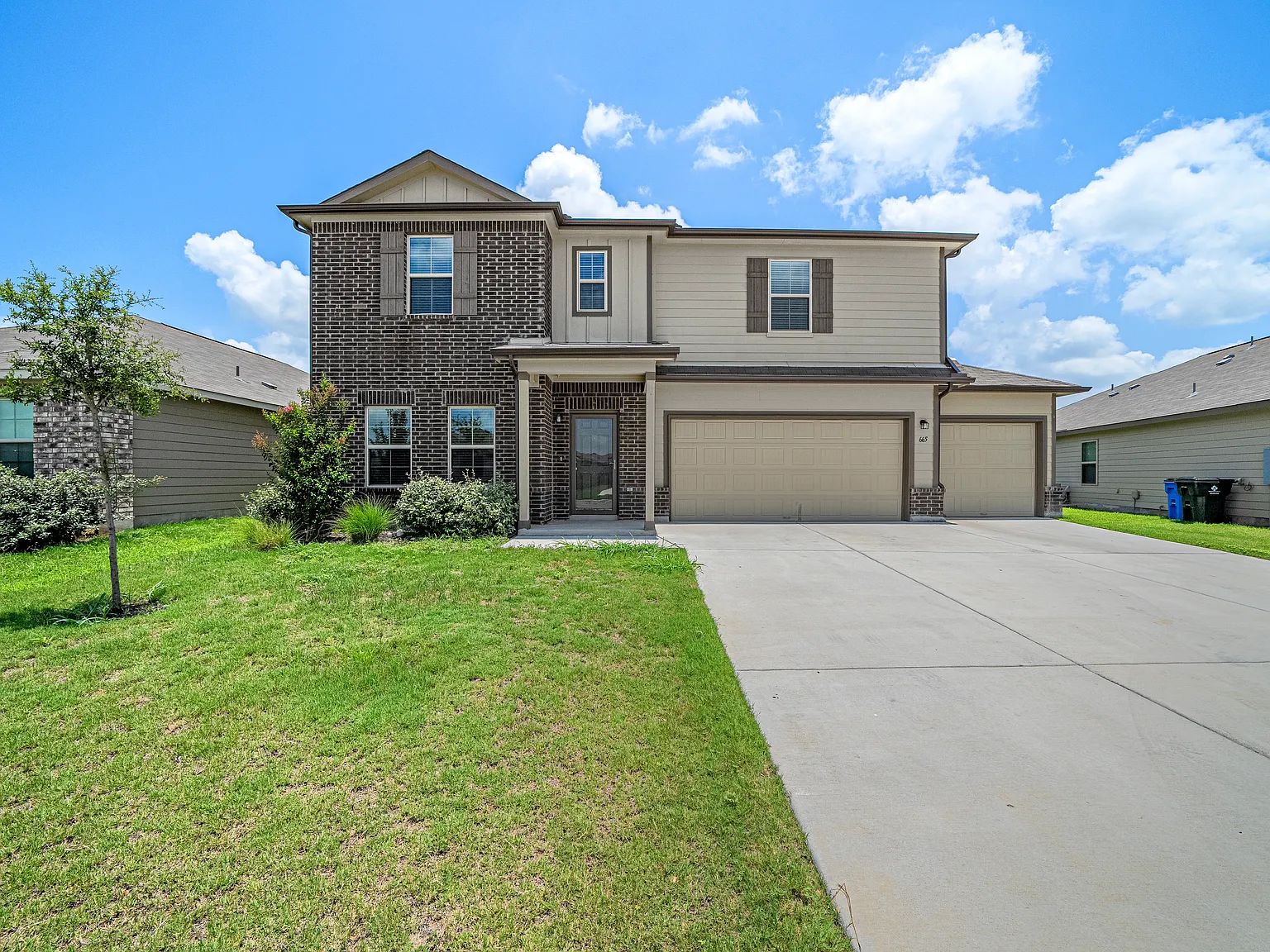 4 bed, 2.5 bath, 2819 sqft, $2,300 — Photo 1