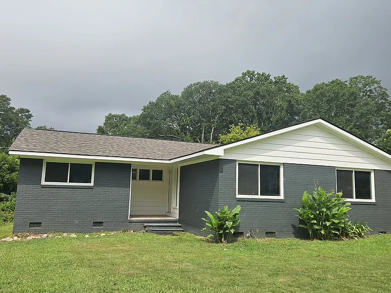 425 Crestview Dr — Photo 1