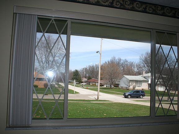 5th image of 300-304 Calvin Dr