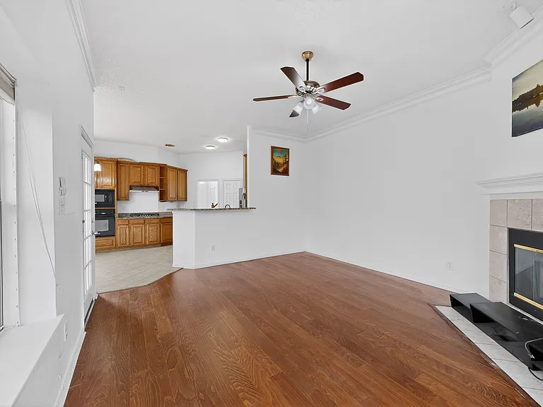 636 N Allen Rd — Photo 8