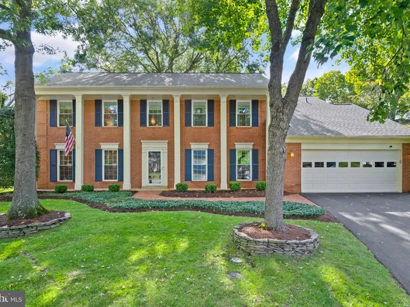 18 Moss Rd, Sterling, VA 20165