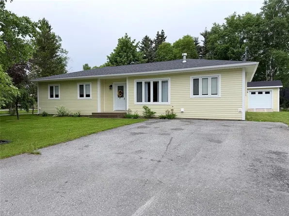 11 Tenth Avenue, Pasadena, NL A0L1K0
