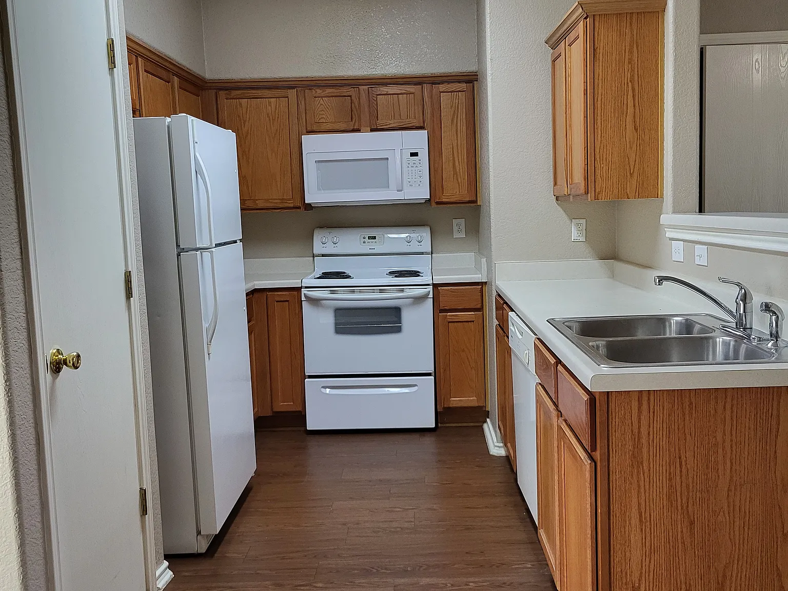 2 bed, 2.5 bath, 1052 sqft, $1,350 — Photo 3