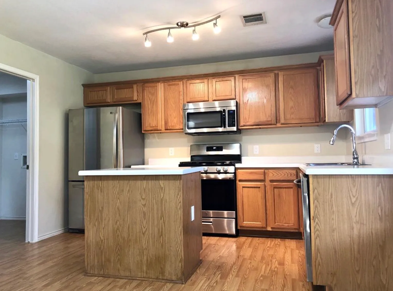 3 bed, 2.5 bath, 1876 sqft, $2,050 — Photo 3