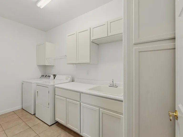 #GuardianRealty 2050 W Warm Spring #3722 Resort Community Rental laundry room_07202026
