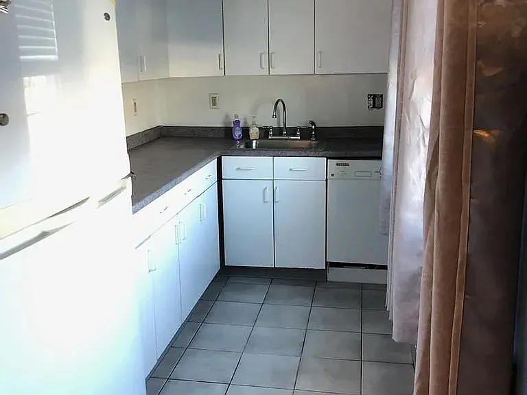 555 Claymont Ave — Photo 2