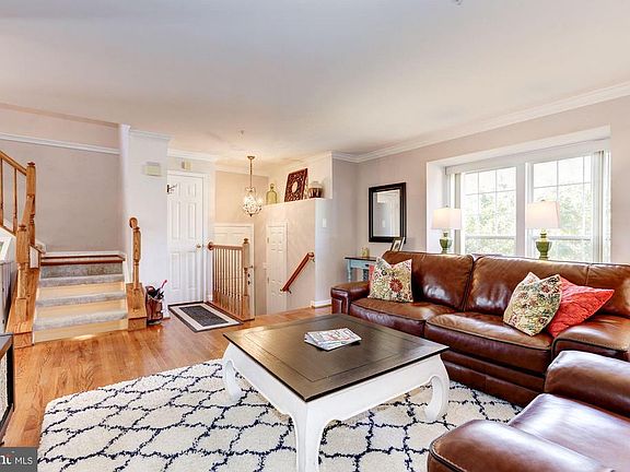 Living Room (1 of 4)