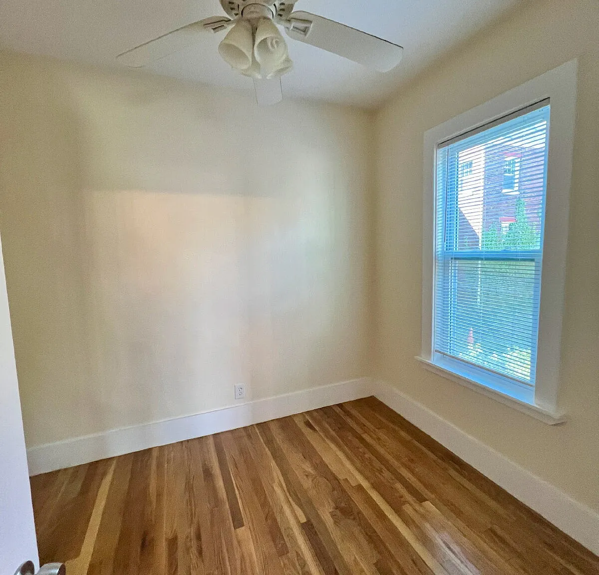 3 bed, 1.0 bath, 1000 sqft, $3,300 — Photo 4