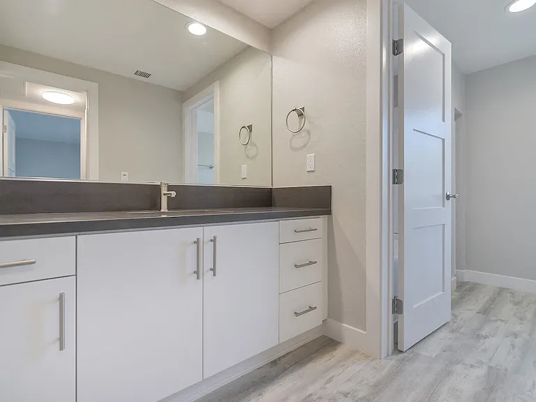 Bixby Hill Apartments — Photo 38