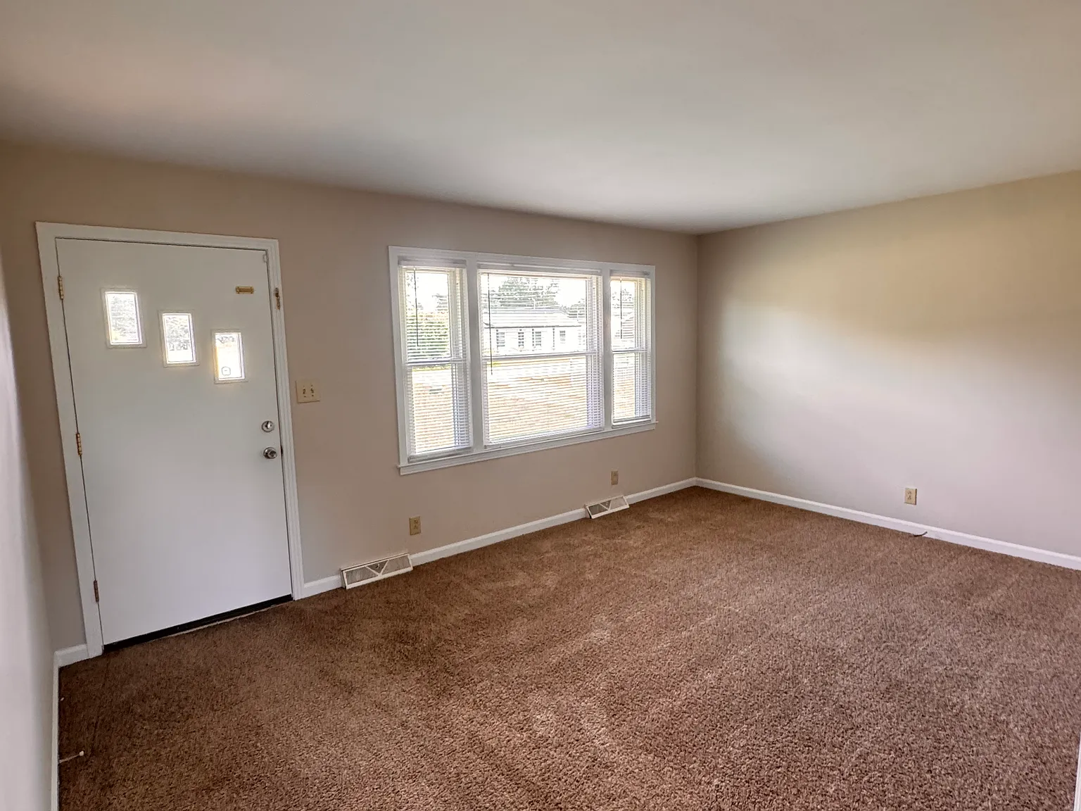 3 bed, 1100 sqft, $1,400 — Photo 3