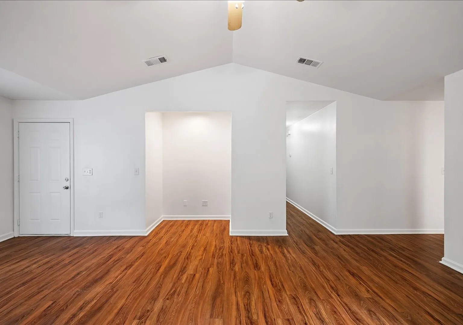 Cozy 4 Bedroom House Close to Campus for August 2027! — Photo 4