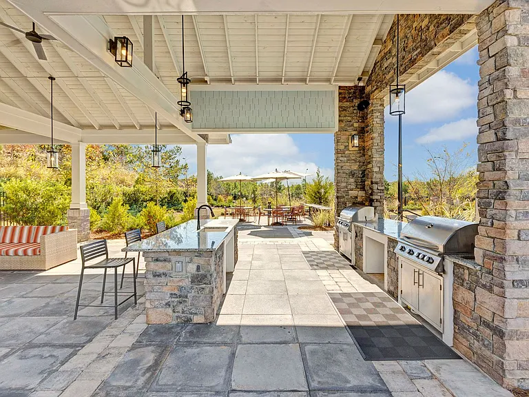 Outdoor Grill, Kitchen, and Lounge