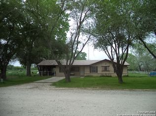 907 County Road 673, Devine, TX 78016
