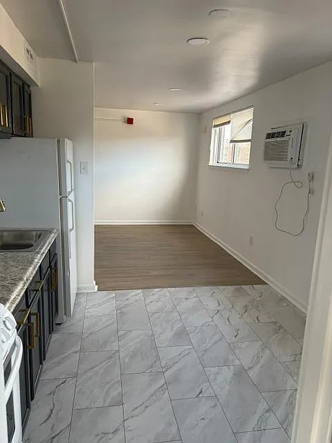 4411 Sheffield Ave - 6 — Photo 2