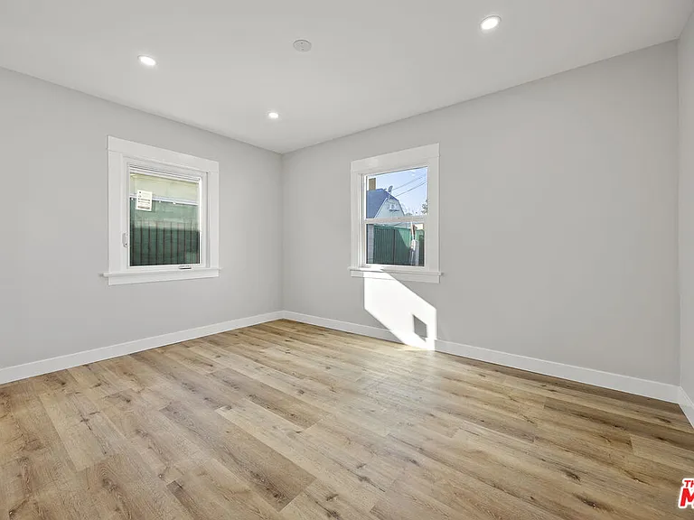 5465 S Victoria Ave — Photo 14