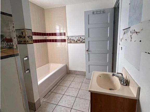 3rd image of 210 Bond Ave