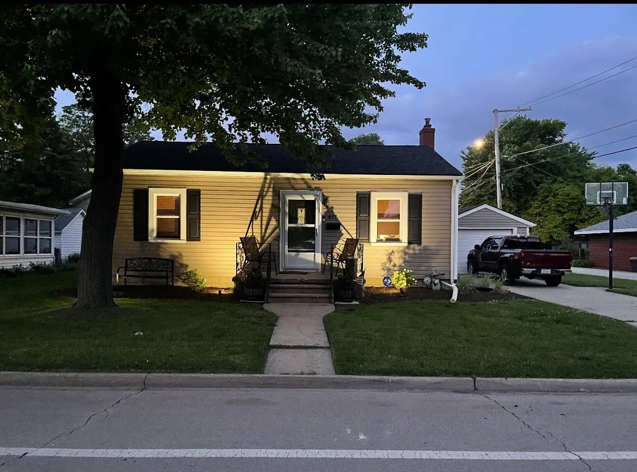 2 bed, 955 sqft, $1,650 — Photo 1