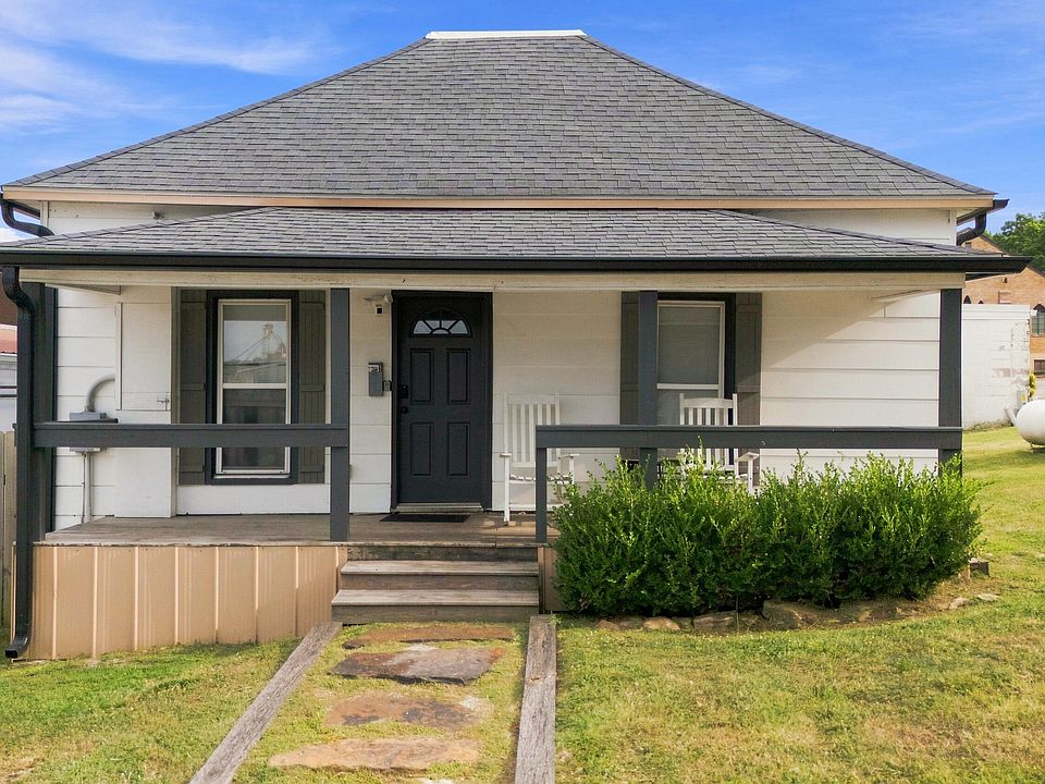 1st image of 204 W Trish Knight Street