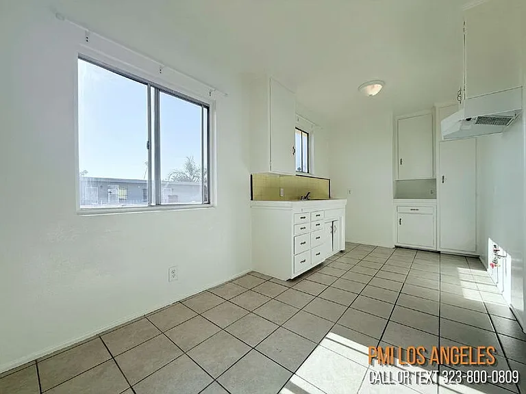943 W 68th St — Photo 8