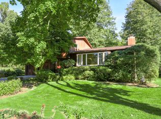 29 Woodcut Ln, New Rochelle, NY 10804