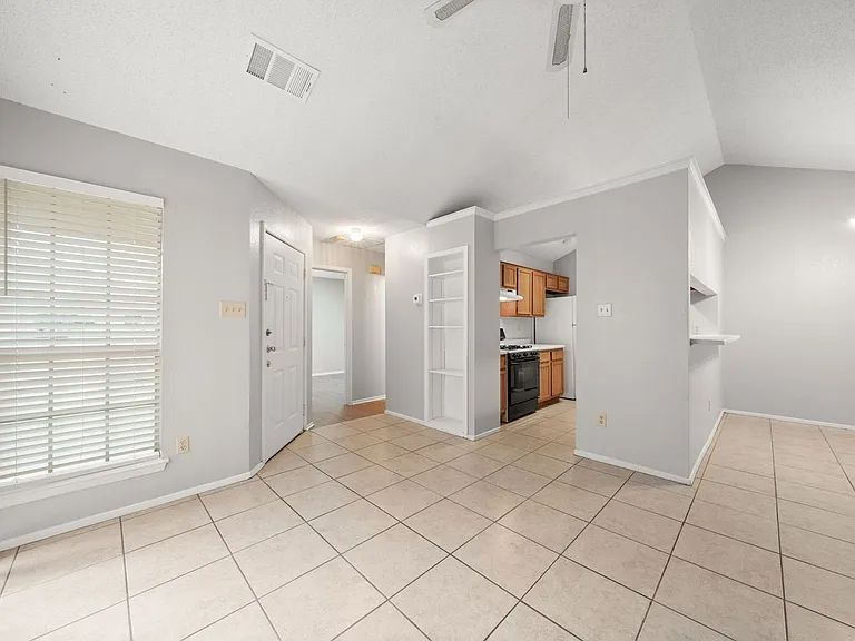 411 Greenlawn Blvd — Photo 5