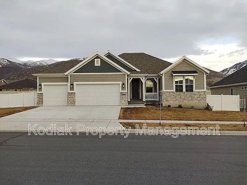 5 bed, 3.0 bath, 3302 sqft, $3,800 — Photo 1
