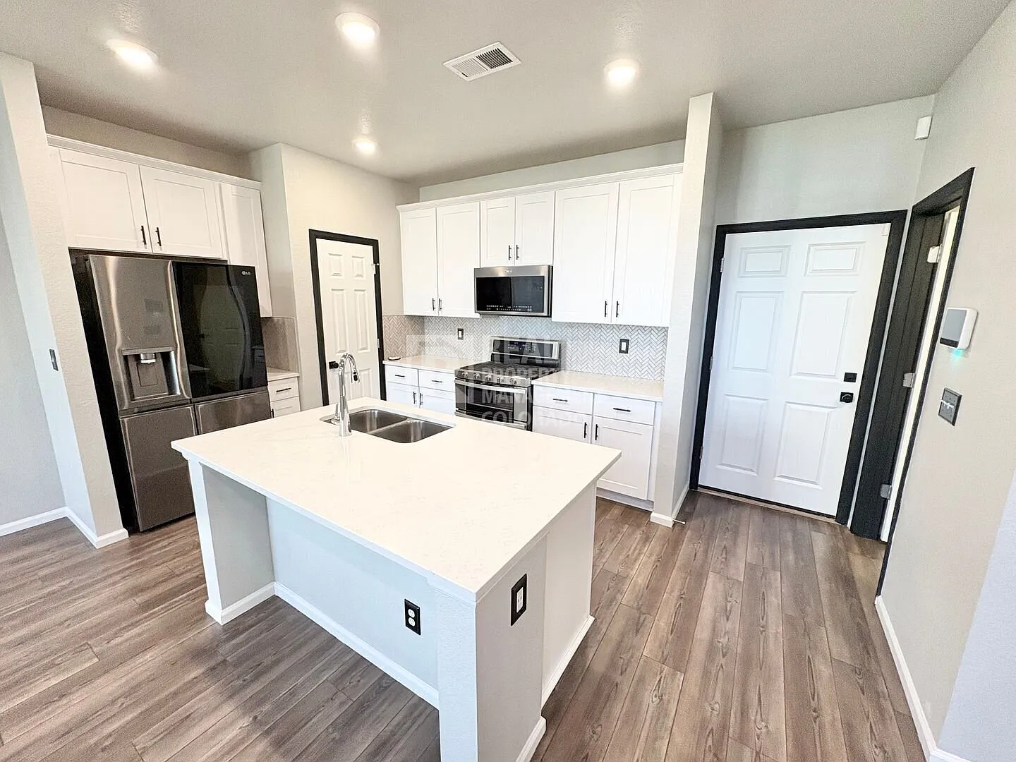 3 bed, 2.5 bath, 1428 sqft, $2,599 — Photo 2