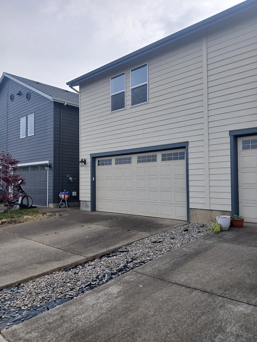 Building Photo - 1653 SE Barberry Ave