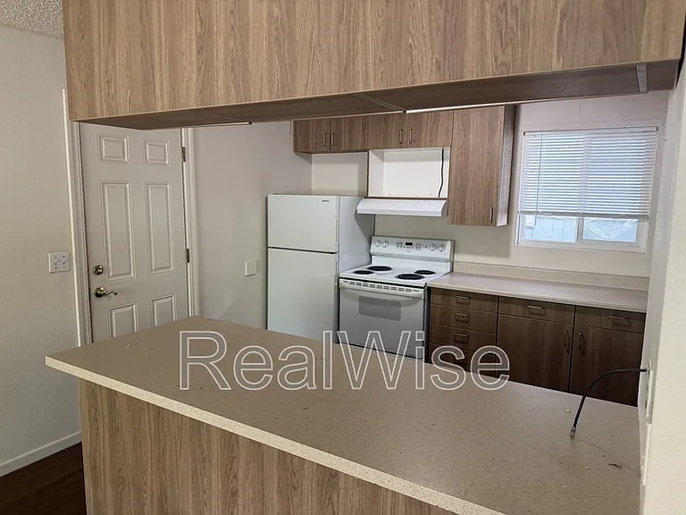 716 SE 9th St — Photo 9