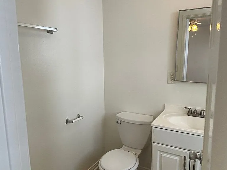 915 Freeman Ave. — Photo 13