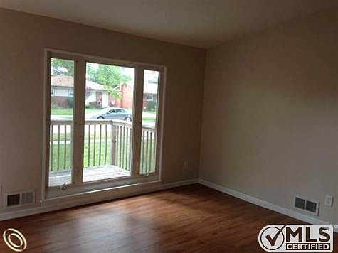 3-Living_Room.JPG
