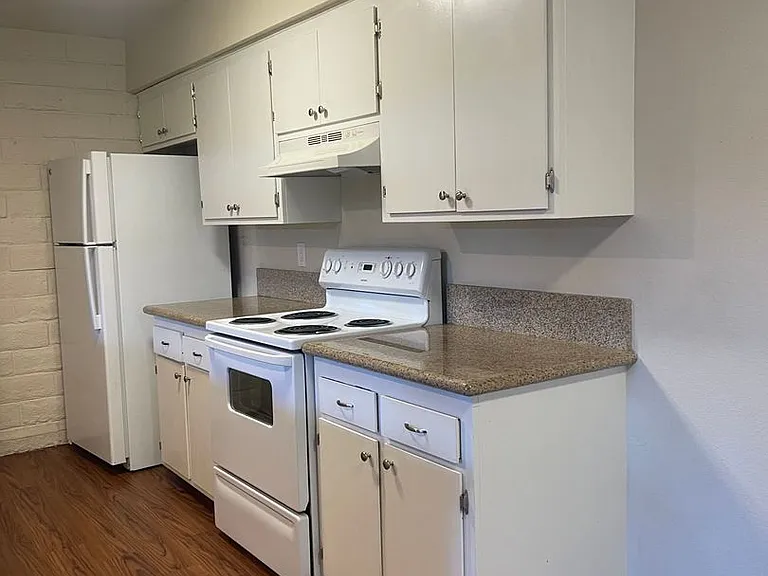 3260-3276 3306 Alexander Dr — Photo 7