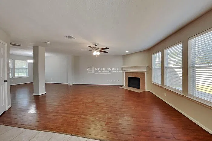 3 bed, 2.5 bath, 2310 sqft, $2,350 — Photo 3