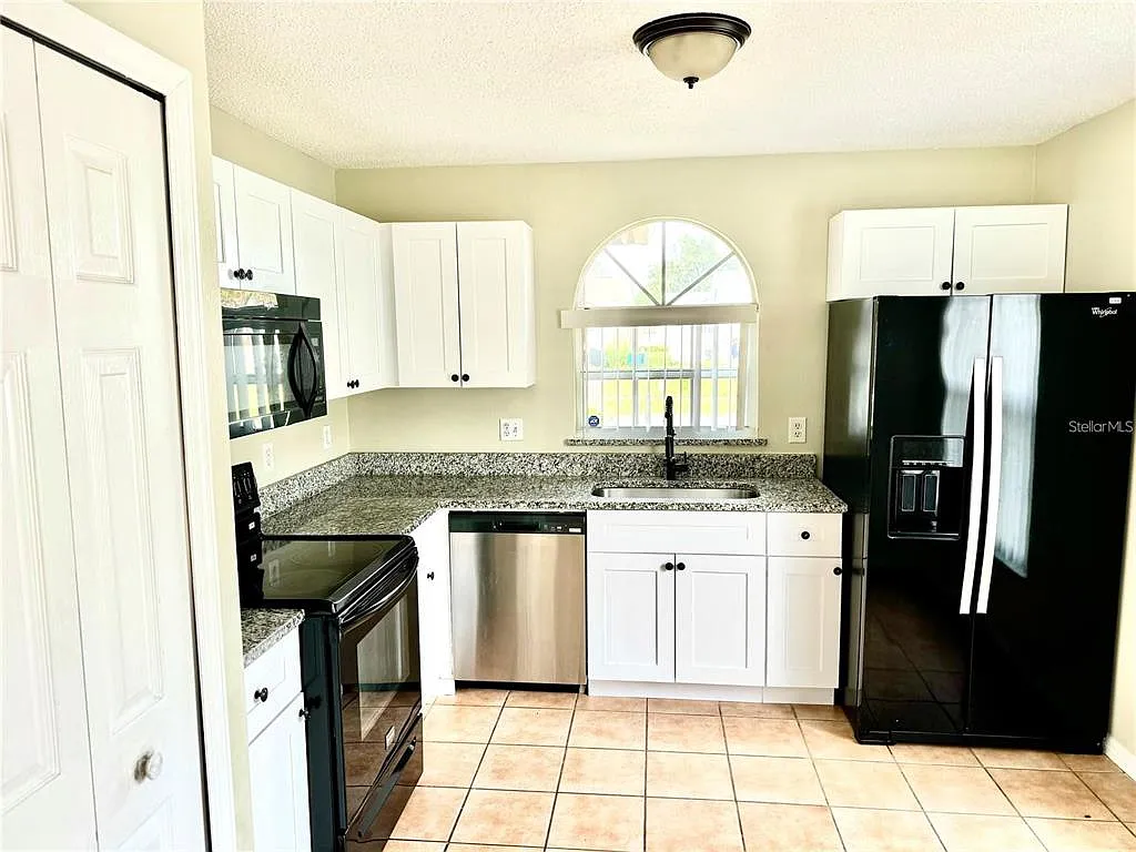 3 bed, 2.0 bath, 1337 sqft, $2,200 — Photo 3