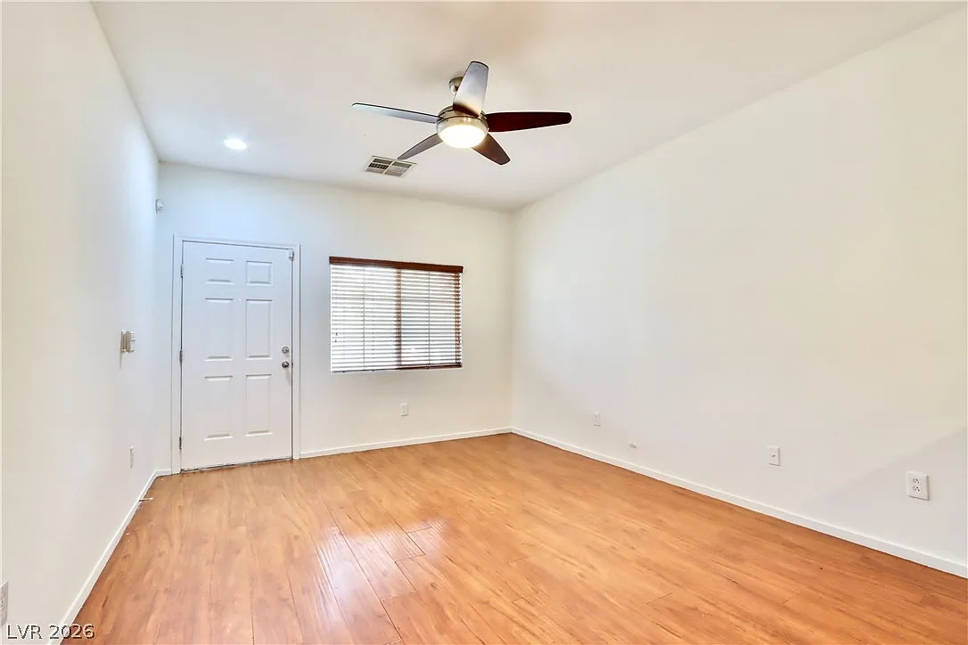 3 bed, 2.5 bath, 1292 sqft, $1,690 — Photo 3