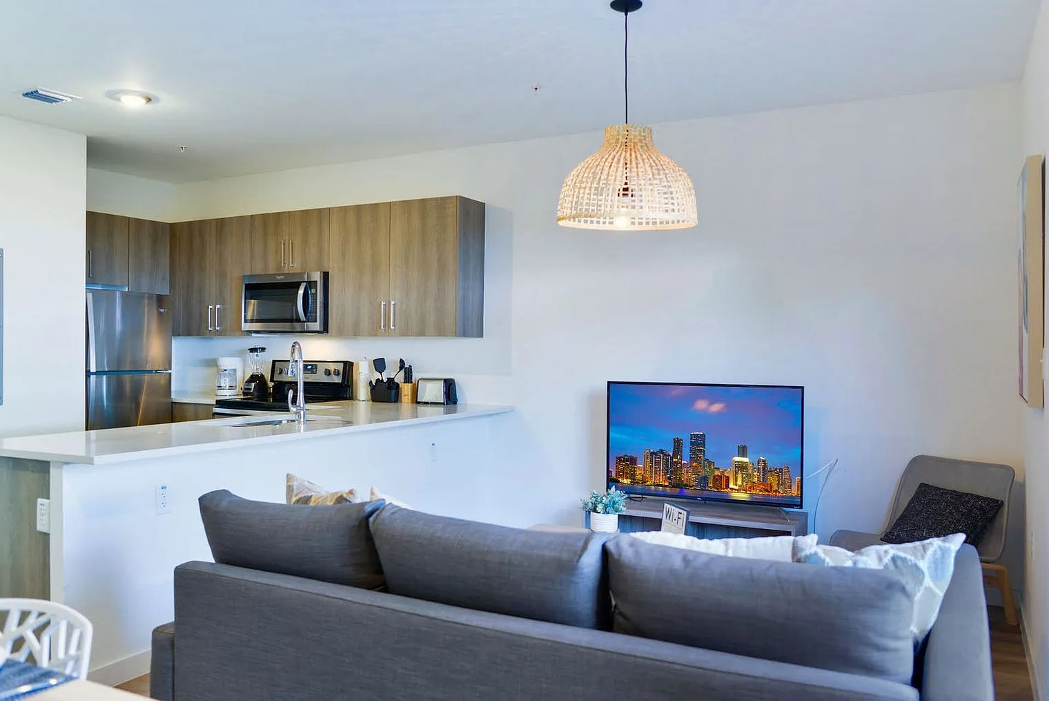 3 bed, 2.0 bath, 1367 sqft, $3,224 — Photo 2