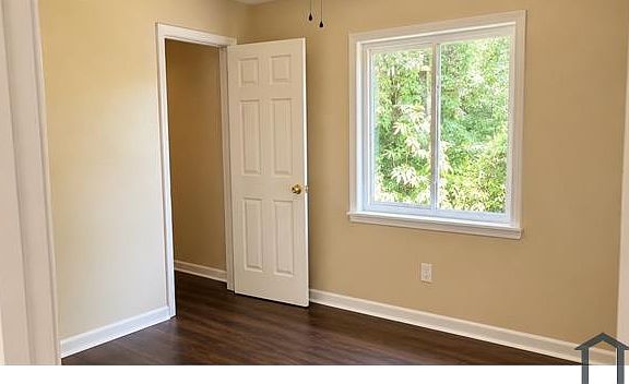 4th image of 703 Farnell Ln