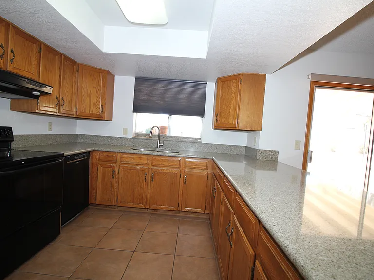 3152 W Marconi Ave — Photo 7