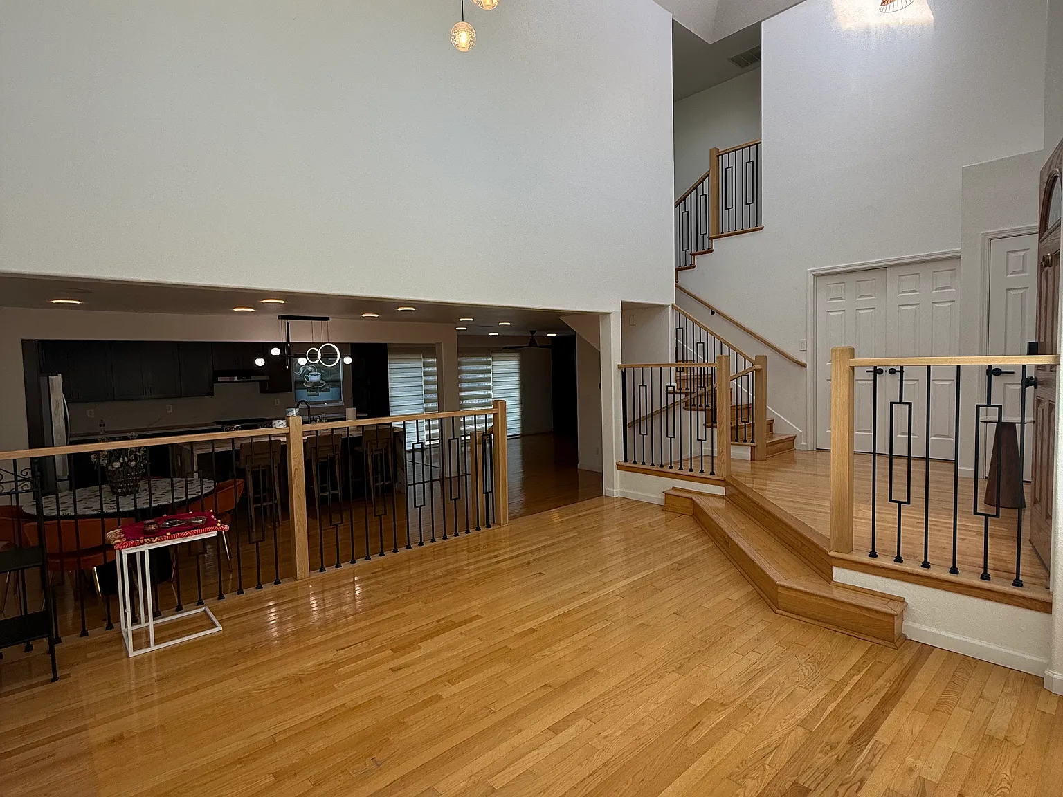 4 bed, 2412 sqft, $5,950 — Photo 2