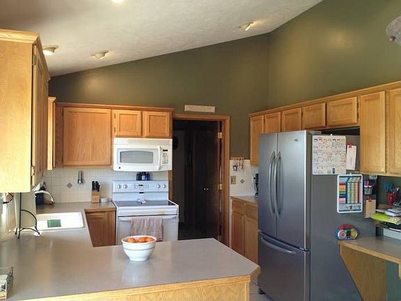 Kitchen w/vaulted ceiling