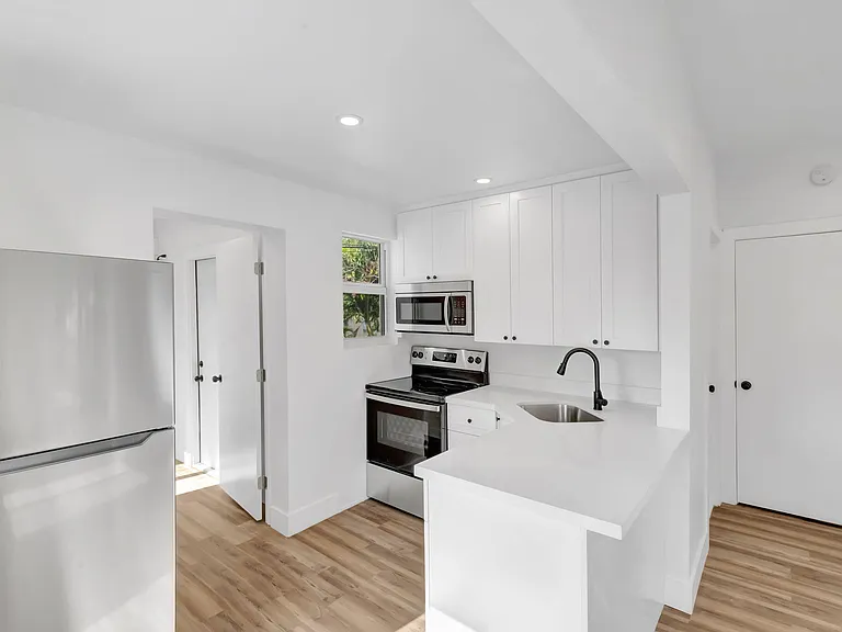 1260 SW 4th St #3 — Photo 10