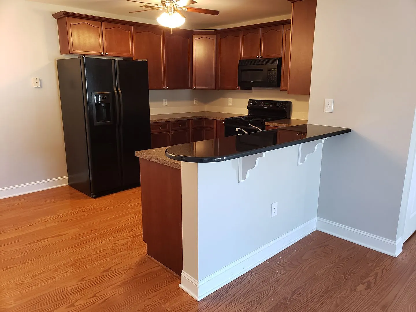 Great upper level condo convenient to everything — Photo 3