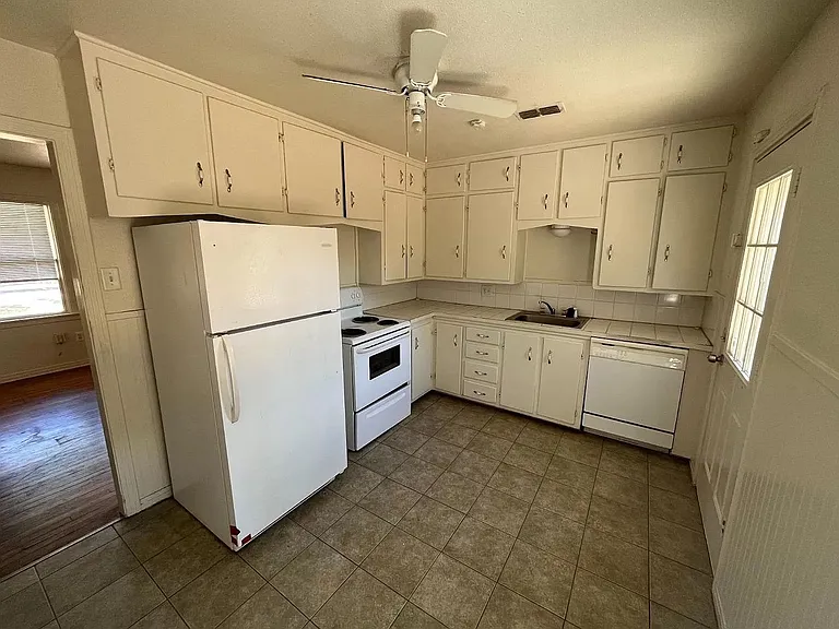 4601 32nd St — Photo 3