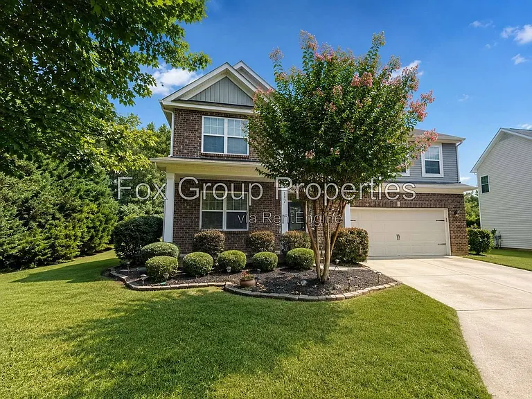 117 E Warfield Dr — Photo 1