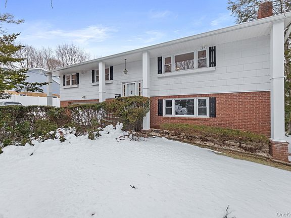 3rd image of 32 Bramble Brook Road
