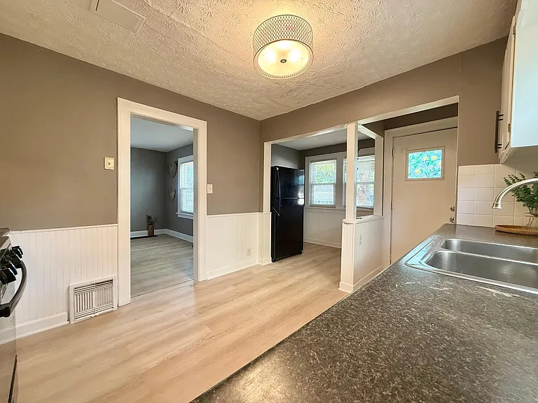 8018 Theota Ave — Photo 9