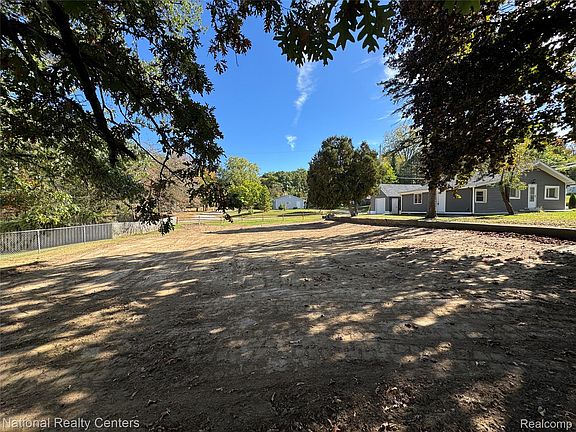 4th image of 4915 Clarkston Rd